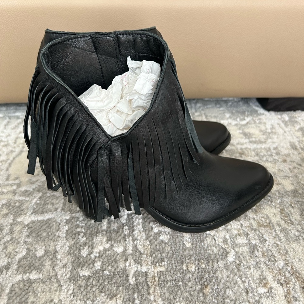 NWT Jessica Simpson Black Fringe Heeled Bootie Side Zipper in Size 6.5.